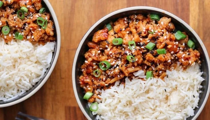 Spicy Low-Carb Firecracker Ground Chicken served in a bowl with veggies