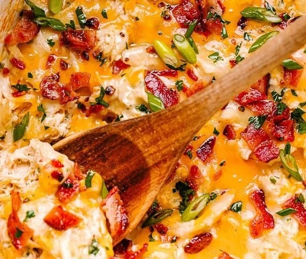 Delicious slow cooker crack chicken recipe with creamy sauce and toppings.